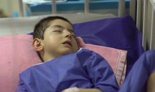 تزریق سلول های بنیادی خون بندناف به  کودک 7 ساله مبتلا به فلج مغزی /فیلم