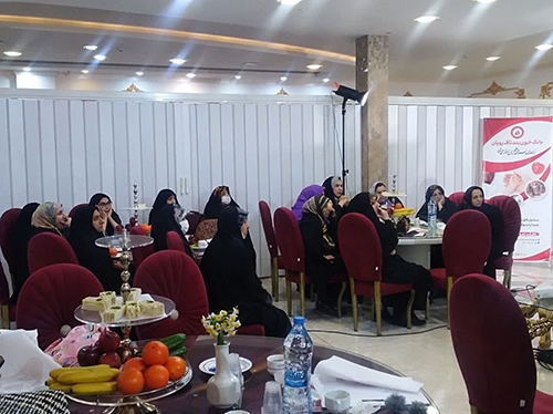 نشست صمیمی ماماها، پزشکان و مت...